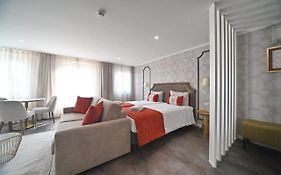 Famous Crows Lisbon Suites